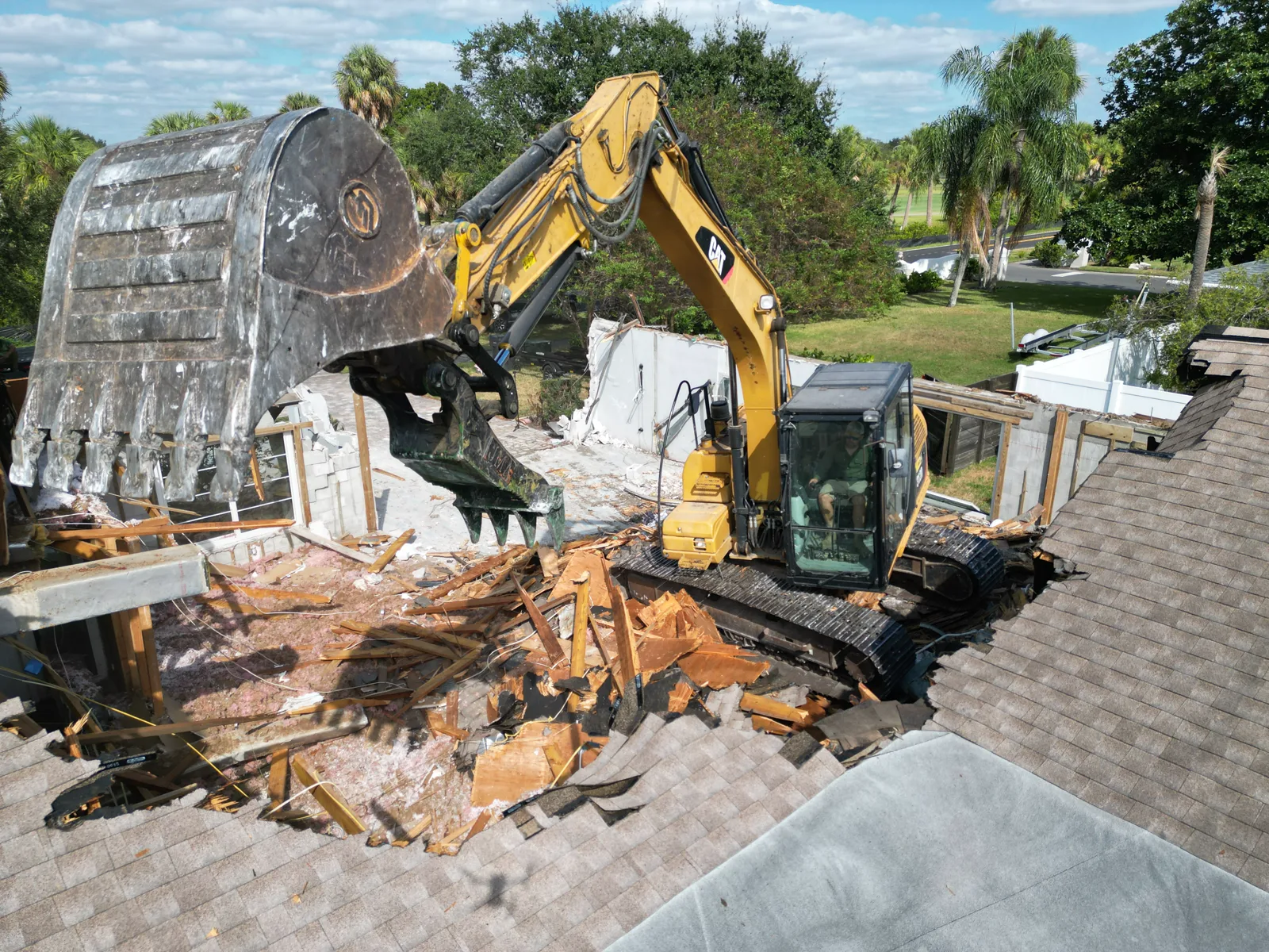 Excavator bucket crushing and loading demolition debris